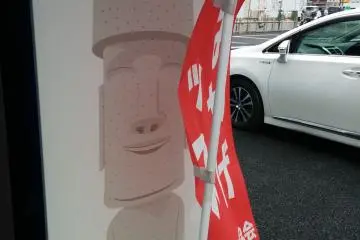 Even vending machines are decorated with moai