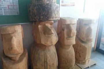 Moai at the entranceway to the new (temporary) city hall building&nbsp;