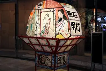 <p>Fan-shaped Neputa lanterns with the paintings in Hotel Naqua City Hirosaki</p>