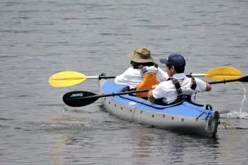 คนพายเรือคายัคคู่นี้กำลังพายออกไปในทะเลสาบ