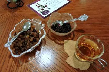 <p>Two kinds of raisins served with tea</p>