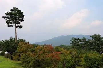  บริเวณมีทัศนียภาพที่สวยงาม แต่มันมีเมฆมากเกินไปที่จะมองเห็นภูเขาฟูจิ