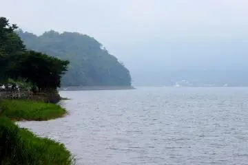<p>Looking along the coat of the lake</p>