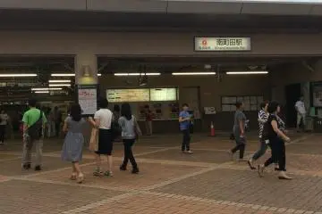 <p>Letaknya persis di depan pintu keluar stasiun</p>