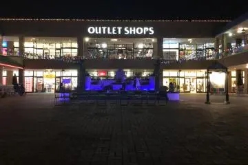 <p>Factory outlet, tidak boleh dilewatkan!</p>