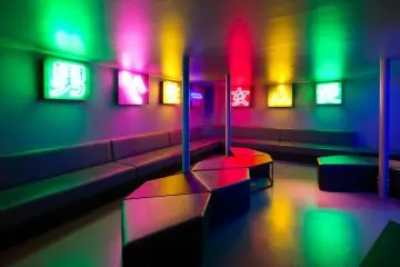 Lounge and seating area (Photo: <a href="https://ra.co/clubs/106324" target="_blank" rel="noreferrer noopener nofollow">ARC Tokyo</a>)