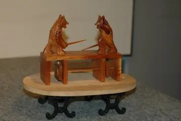 <p>When the knob on the right side is turned, these wooden bears fence.&nbsp;</p>