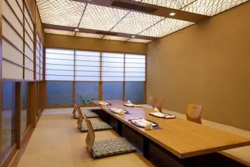 <p><span style="line-height: 20.8px;">스이센 (12명이 식사 가능한 호리코타츠)</span></p>
