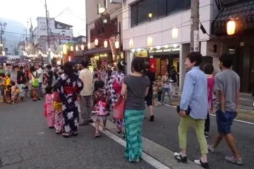 <p>Candid shots of festivities.</p>