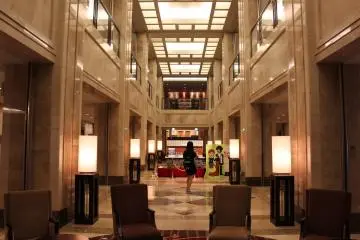 El vestíbulo del hotel es amplio y lindo
