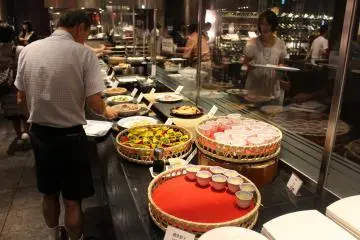 La sección japonesa del desayuno buffet