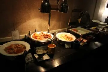 Una mezcla de comida japonesa y occidental en esta sección