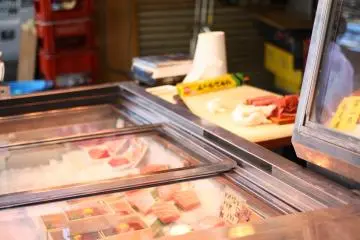 <p>Try delicious and normally expensive fish samples for a reasonable price</p>