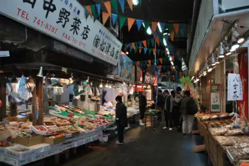 <p>The fish market begins early, and only the bravest will enjoy the experience</p>