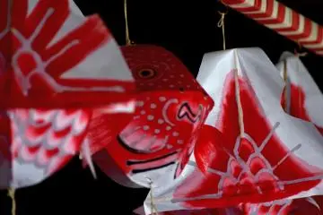 <p>งานฝีมือกระดาษห้อยลงมาจากเพดาน</p>