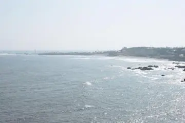 <p>When I finally got off the bus at the base of Inubosaki Lighthouse, this view was what greeted me. If only cameras could also capture aroma, then this picture would have already included the fragrant scent of the ocean.</p>