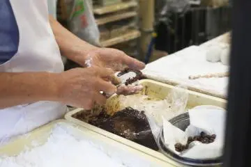 <p>딸기 찹쌀떡을 만드시고 계시는 사장님&nbsp;</p>