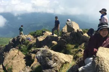 <p>Hikers have a rest before climbing down.</p>