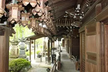 <p>Lanters along the main hall's walkway</p>