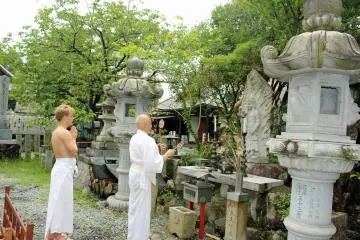 <p>Praying in front of Fudomyo, the deity of discipline, before the ritual</p>