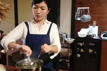 Akiho from Cooking Sun demonstrates every dish step by step, and then you can try cooking it.
