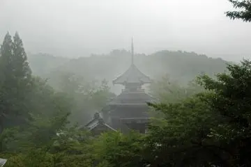 <p>Early morning fog on Kinpusenji's hexagonal pagoda hall &nbsp;</p>