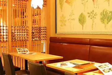 <p>The yellowish glow from the hanging lights gave the place its relaxing ambience.</p>
