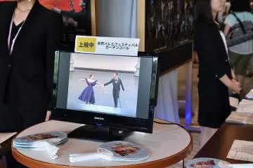 The curtain call video of the past World Ballet Festival was on the monitor in the lobby (from "The Lady of the Camelias", left: Aur&eacute;lie Dupont, ex-&Eacute;toile of Paris Opera Ballet, right: Manuel Legris, ex-&Eacute;toile of Paris Opera Ballet and current artistic director of Vienna State Ballet).