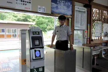개표구에 서있는 직원