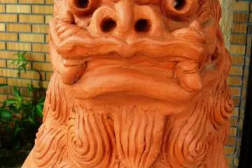 The guardian of hotel entrance (Photo: Olga Kaneda)