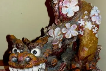 <p>Shisa at the lobby is decorated with lots of plumeria flowers</p>