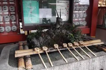 <p>Here's where you purify your hands before prayer</p>