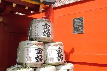 <p>Sake barrels piled up at the rear</p>