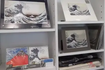 <p>Banyak merchandise "Great Wave"</p>