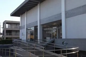 <p>Pintu masuk dari bagian luar</p>