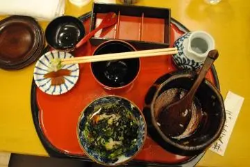 <p>ขั้นที่สี่: ใส่ทุกอย่างที่เหลือลงไปในชามแล้วกินให้เรียบ</p>