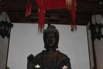 <p>A closer look at&nbsp; the Buddha</p>
