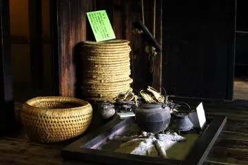 <p>Bagian dalam Rumah Pertanian yang Sudah Tua</p>