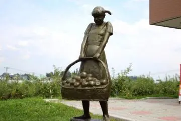 Statue of a girl with a bucket of apples (Photo: Endarastya Sarah)