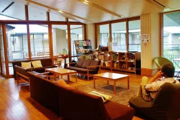 <p>Le coin salon o&ugrave; des &eacute;v&eacute;nements ont parfois lieu</p>