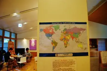 <p>Des jeunes travaillent pr&egrave;s de l'entr&eacute;e gr&acirc;ce &agrave; la wifi gratuite</p>