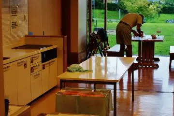 <p>La cuisine : un monsieur venant d'Australie se fait &agrave; manger</p>