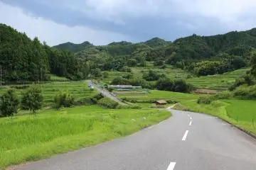 <p>The road leading over the hill and down the tanada</p>