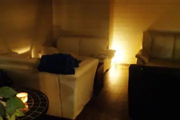 <p>Un int&eacute;rieur cosy tr&egrave;s agr&eacute;able &nbsp;</p>