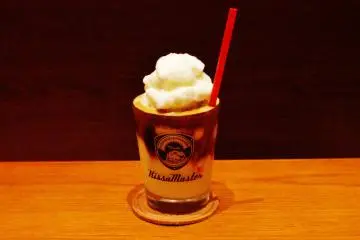 <p>Le caf&eacute; "vanilla latte" et sa glace pill&eacute;e</p>