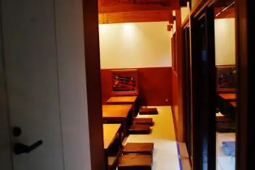 <p>L'int&eacute;rieur du caf&eacute; &nbsp;</p>