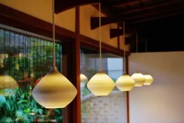 <p>L'int&eacute;rieur du caf&eacute; donnant sur le jardin</p>