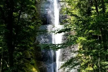Une cascade tombe d'une falaise dans la rivière Oirase