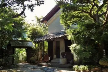 <p>The storehouse is roofed with tiles, which was very unusual in this area during the time it was built. There is also an 800+ year old tree in the compound.</p>