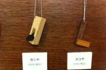 <p>souvenir items</p>